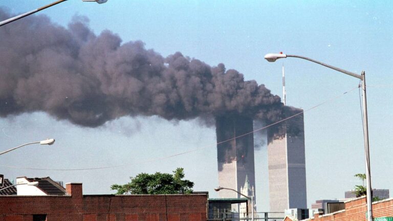 Apelaciones del cerebro del 11S: las Torres Gemelas de Nueva York envueltas en humo durante los atentados del 11 de septiembre de 2001