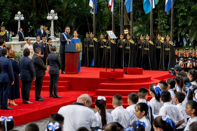 Apoyo de El Salvador a Haití: el presidente Nayib Bukele en un acto oficial con la guardia de honor militar salvadoreña