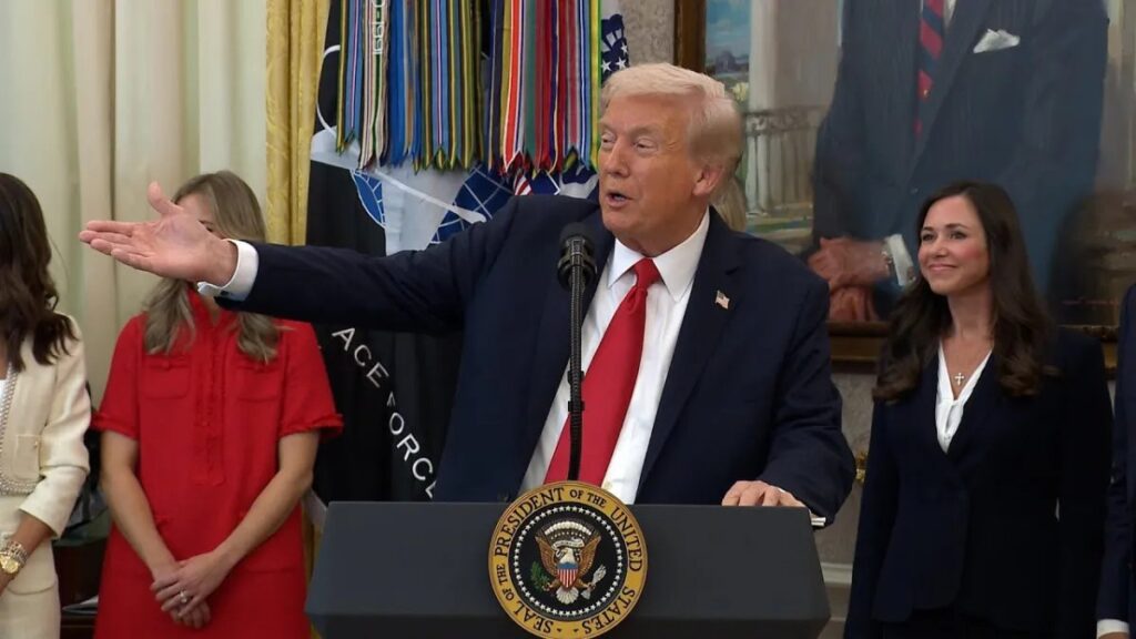 El presidente Donald Trump durante un anuncio en la Casa Blanca, en medio de la caída de la aprobación de Trump a 33%