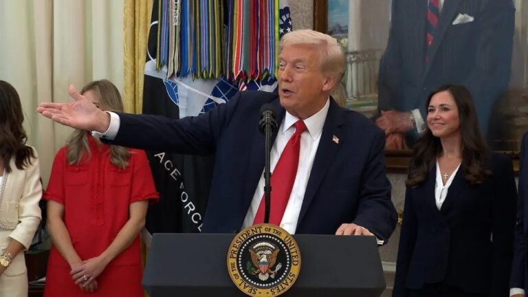 El presidente Donald Trump durante un anuncio en la Casa Blanca, en medio de la caída de la aprobación de Trump a 33%