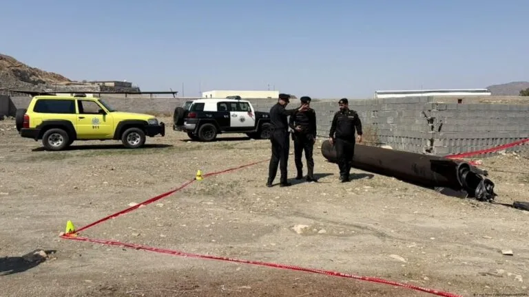 Arabia Saudí derriba tres misiles hutíes: agentes saudíes inspeccionan los restos de un misil interceptado junto a vehículos de la Defensa Civil