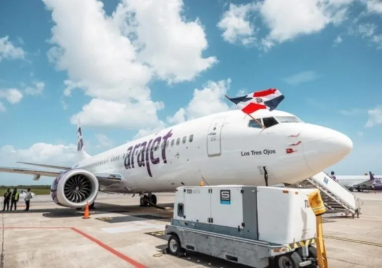 Arajet vuelos Venezuela: un avión de la aerolínea dominicana con la bandera de República Dominicana en la cabina, en pista