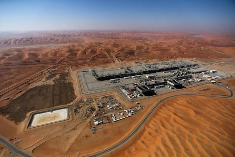 Vista aérea de una planta de procesamiento de petróleo de Saudi Aramco en Arabia Saudita