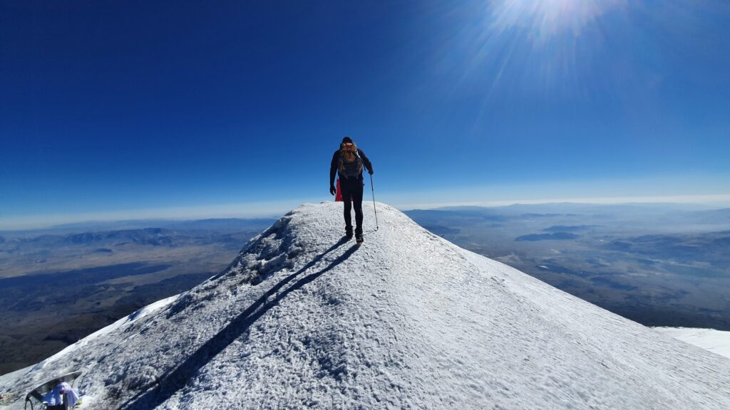 Monte Ararat: un montañista avanza sobre la arista nevada rumbo a la cumbre más alta de Turquía