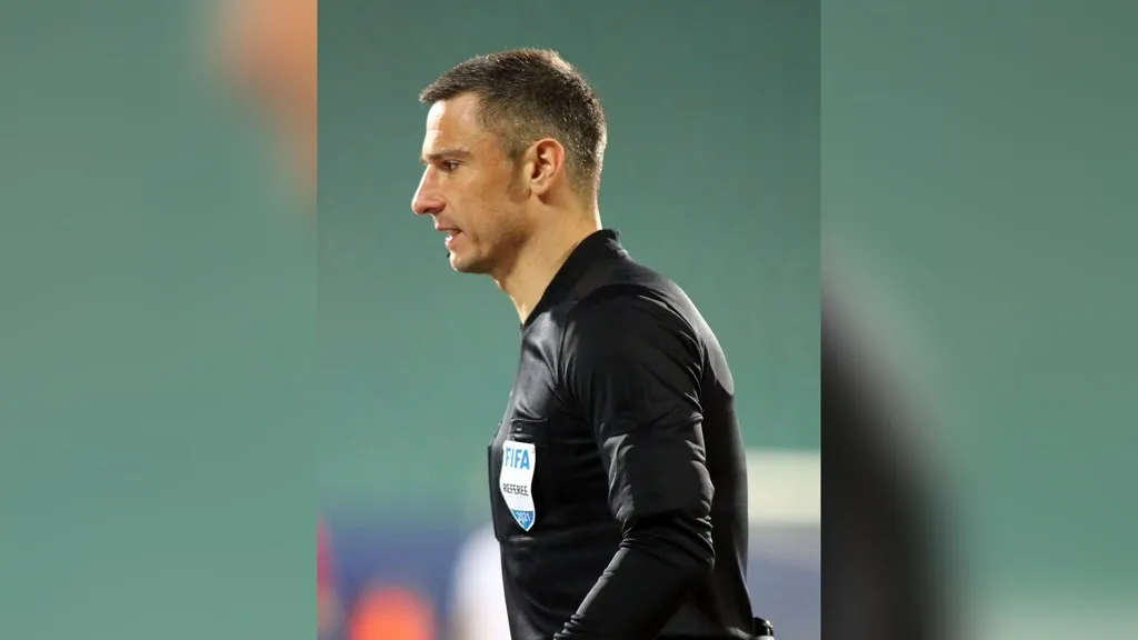 Árbitros de LaLiga: el colegiado internacional Slavko Vinčić, con el escudo FIFA, completo en el encuadre durante un partido