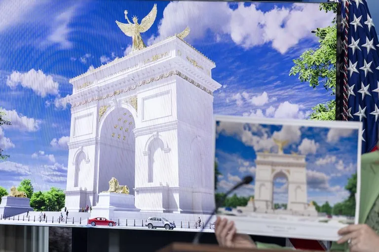 Arco de triunfo de Trump: representación del monumento blanco de 76 metros con la figura alada dorada, mostrada junto a una bandera de Estados Unidos