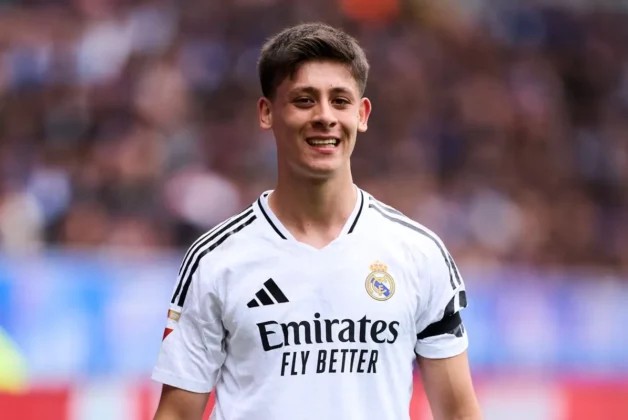 Arda Güler renueva con el Real Madrid: retrato del centrocampista turco con la camiseta blanca en el Bernabéu