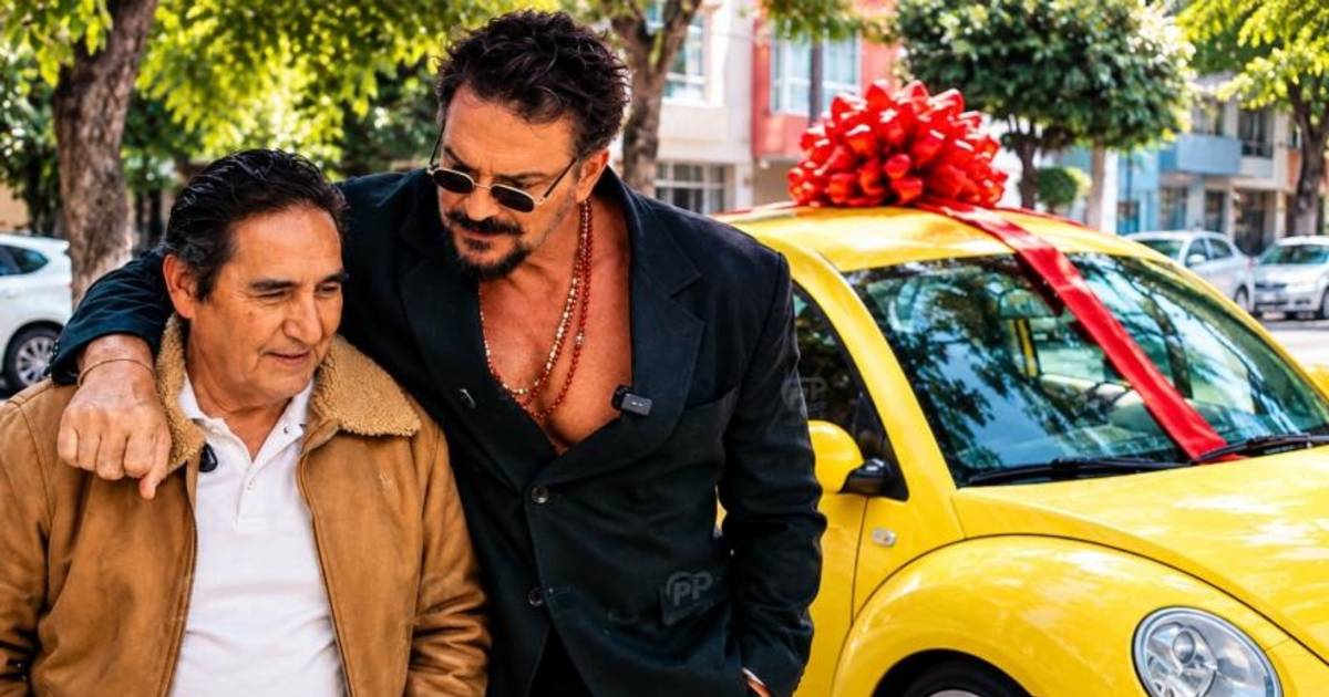 Ricardo Arjona junto a Pocho y el Volkswagen amarillo que le regaló en Ciudad de México