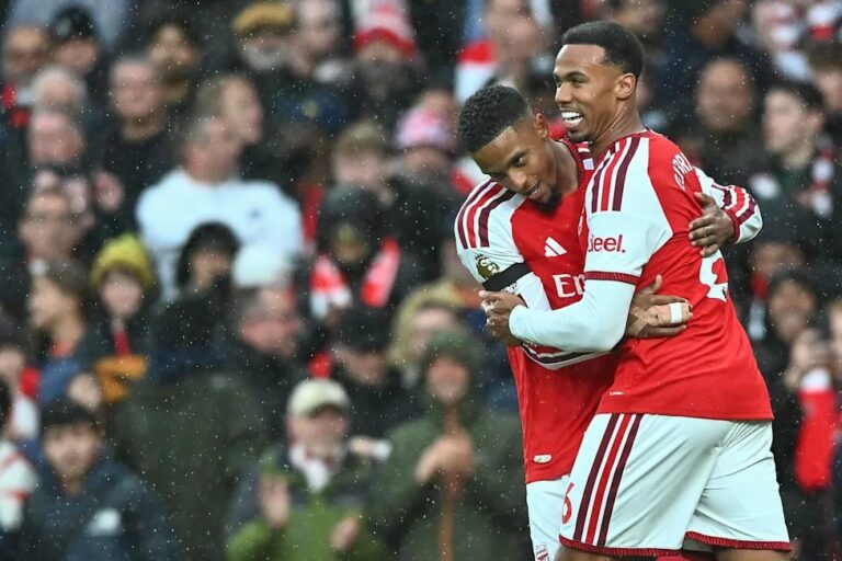 Arsenal vence 2-0 al Everton: Gabriel Magalhães celebra su gol de cabeza en el Emirates Stadium bajo la lluvia