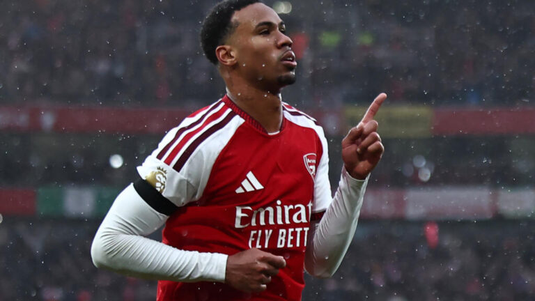 Arsenal vence 2-0 al Everton: Gabriel Magalhaes celebra su gol de cabeza bajo la lluvia en el Emirates Stadium
