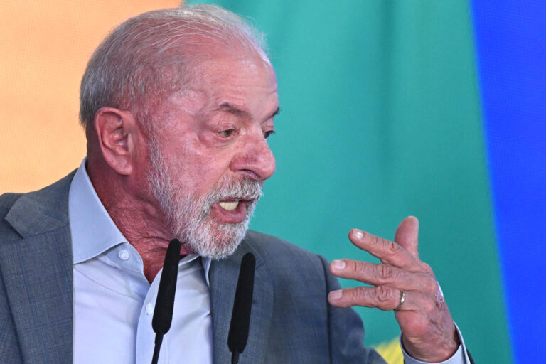 Artistas piden el voto para Lula: el presidente brasileño Luiz Inácio Lula da Silva habla ante dos micrófonos