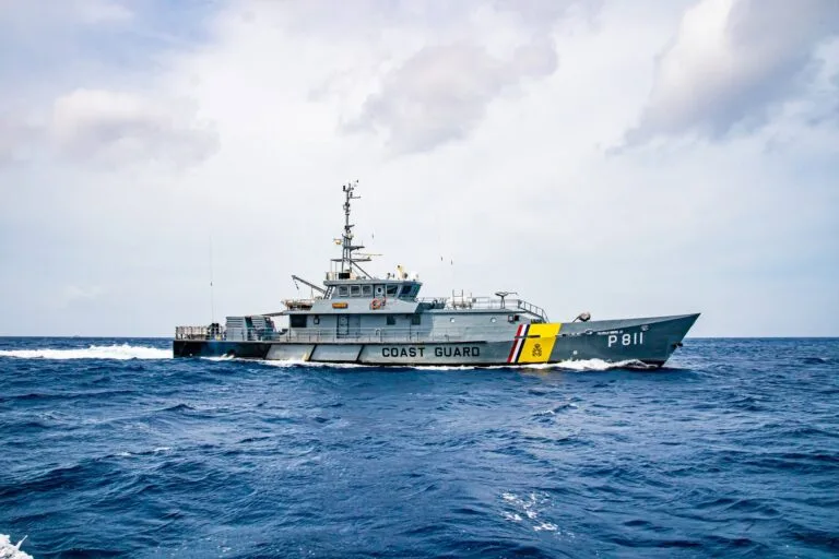 Patrullero de la Guardia Costera del Caribe Neerlandés en el mar, cuerpo que interceptó la lancha con 24 migrantes venezolanos rumbo a Aruba