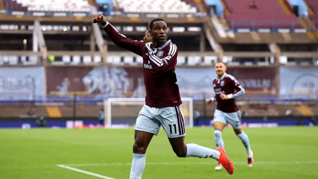 Nicolas Jackson celebra uno de sus dos goles en el Aston Villa vence 2-1 al Manchester City en Villa Park