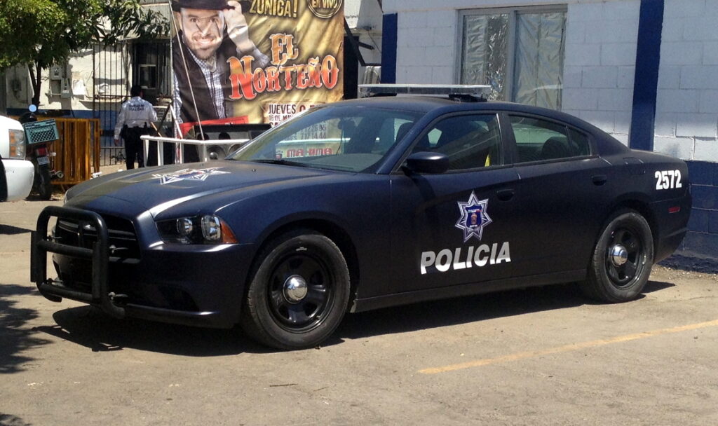 Autobús con estudiantes en Escuinapa: patrulla de la policía en una calle de Sinaloa, México