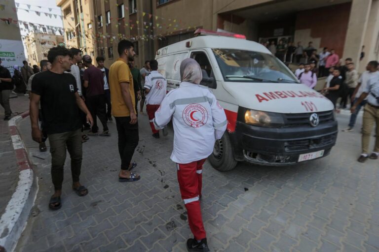 Ataque a la Universidad Islámica de Gaza: paramédicos de la Media Luna Roja Palestina junto a una ambulancia tras el bombardeo israelí en la ciudad de Gaza