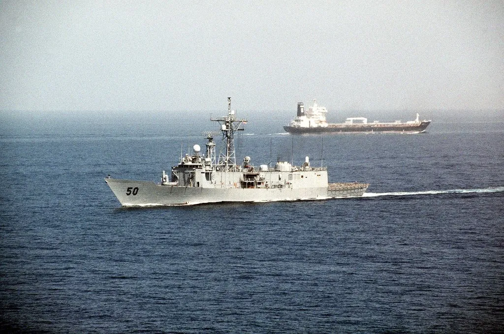 Ataque a un petrolero en Ormuz: una fragata de Estados Unidos navega junto a un buque cisterna en el estrecho de Ormuz (foto de archivo)