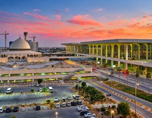 El Aeropuerto Internacional Rey Fahd de Dammam, en Arabia Saudita, escenario del ataque al aeropuerto de Dammam