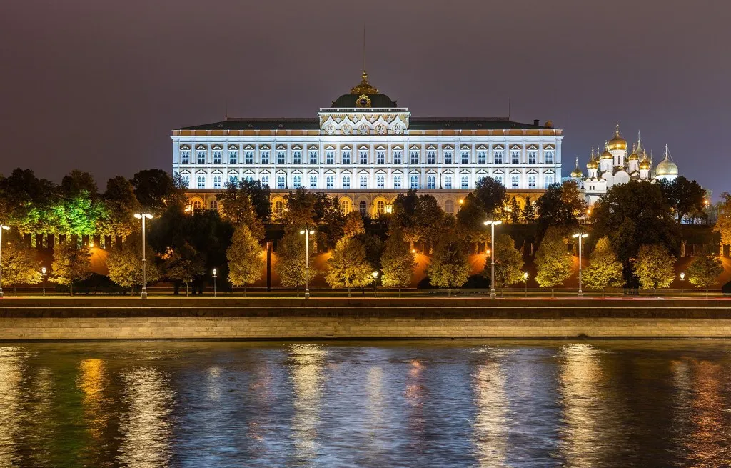 El Gran Palacio del Kremlin de Moscú iluminado de noche, durante el ataque con drones contra Moscú (foto de archivo)