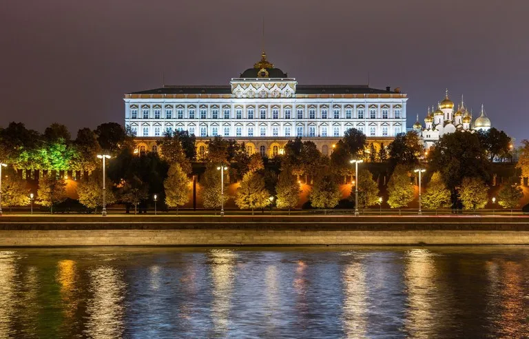 El Gran Palacio del Kremlin de Moscú iluminado de noche, durante el ataque con drones contra Moscú (foto de archivo)