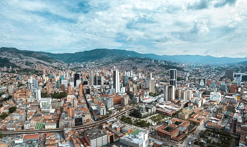 Vista aérea del centro de Medellín, ciudad del ataque con químico en Medellín contra una mujer en un taxi