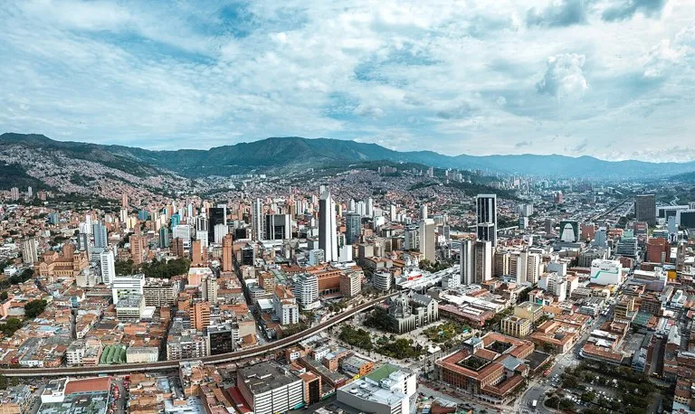 Vista aérea del centro de Medellín, ciudad del ataque con químico en Medellín contra una mujer en un taxi