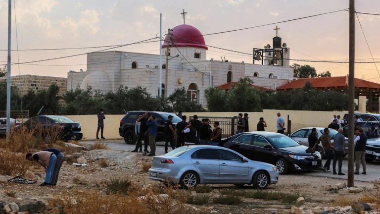 Ataque contra una iglesia en Jordania: civiles y fuerzas de seguridad frente a la iglesia ortodoxa griega de Hammoud, en Karak