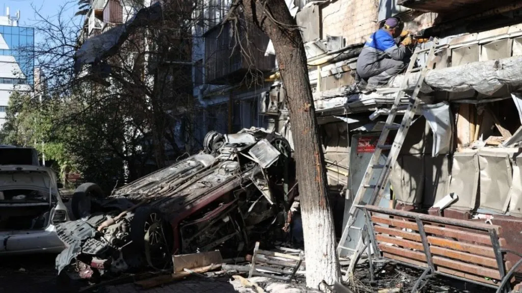 Ataque de drones ucranianos en Rusia: un coche volcado y calcinado frente a un edificio de viviendas dañado en Vorónezh