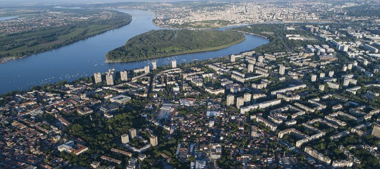 Embajada en Belgrado: vista aérea de la capital de Serbia, donde un menor atacó con dos cuchillos a un policía ante la sede diplomática de Israel