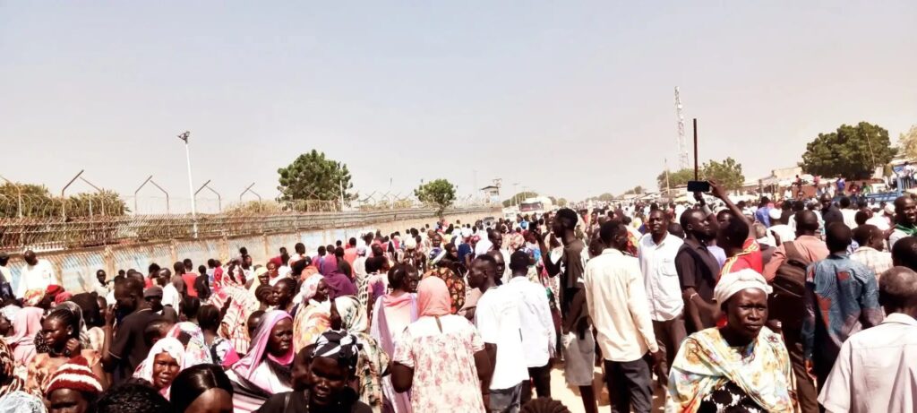 Vecinos congregados en Abyei tras el ataque en Abyei con drones contra el mercado de Amiet que dejó 73 muertos