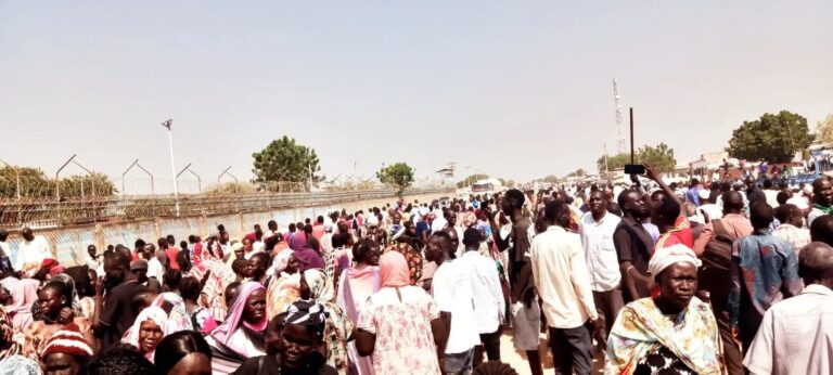 Vecinos congregados en Abyei tras el ataque en Abyei con drones contra el mercado de Amiet que dejó 73 muertos