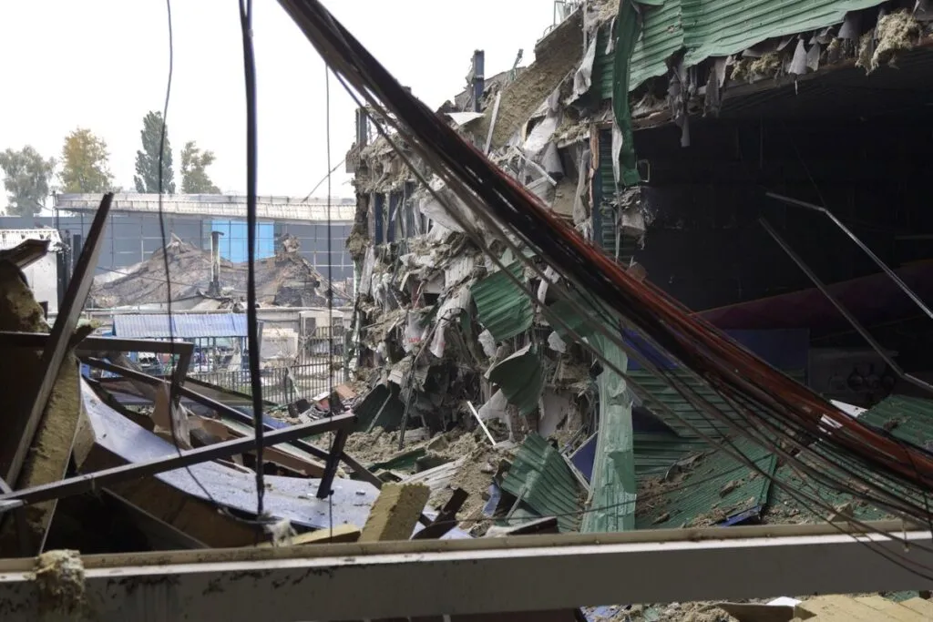 Ataque ruso contra Kiev: edificio destruido por los misiles balísticos en la capital de Ucrania tras el bombardeo de la noche del lunes