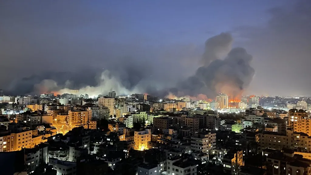 ataques en Gaza: columnas de humo e incendios sobre la ciudad de Gaza tras bombardeos israelíes nocturnos