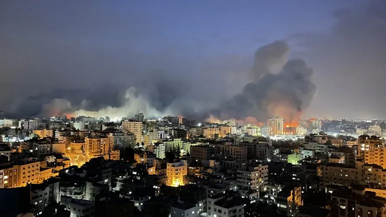 ataques en Gaza: columnas de humo e incendios sobre la ciudad de Gaza tras bombardeos israelíes nocturnos