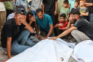 Ataques israelíes en Gaza: palestinos lloran junto a cuerpos cubiertos con telas blancas en la Ciudad de Gaza