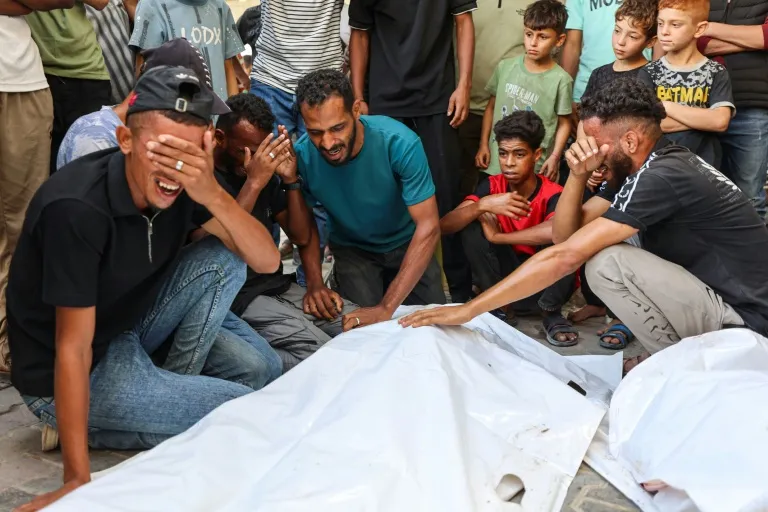 Ataques israelíes en Gaza: palestinos lloran junto a cuerpos cubiertos con telas blancas en la Ciudad de Gaza