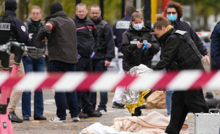 Atentado racista en Trappes: policías y peritos trabajan tras la cinta de seguridad en el lugar del ataque, en las afueras de París
