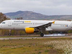 Avión Airbus A320 de Vueling en una pista, la aerolínea del aterrizaje de emergencia en Barcelona