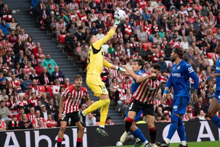 El Athletic golea al Getafe en San Mamés: el portero azulón David Soria se impone por alto ante los jugadores rojiblancos