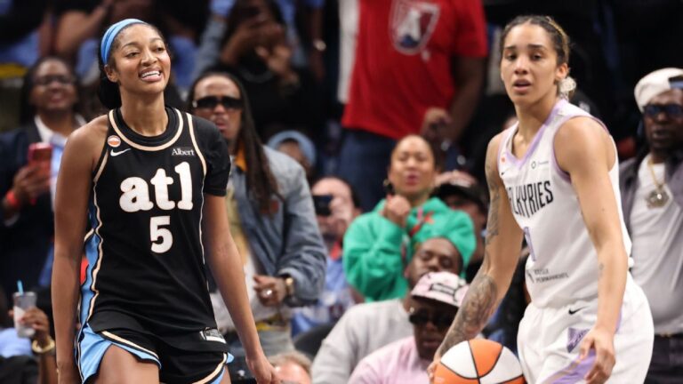 Angel Reese, de Atlanta Dream en las Finales de la WNBA, sonríe junto a una jugadora de Golden State Valkyries en el Juego 3