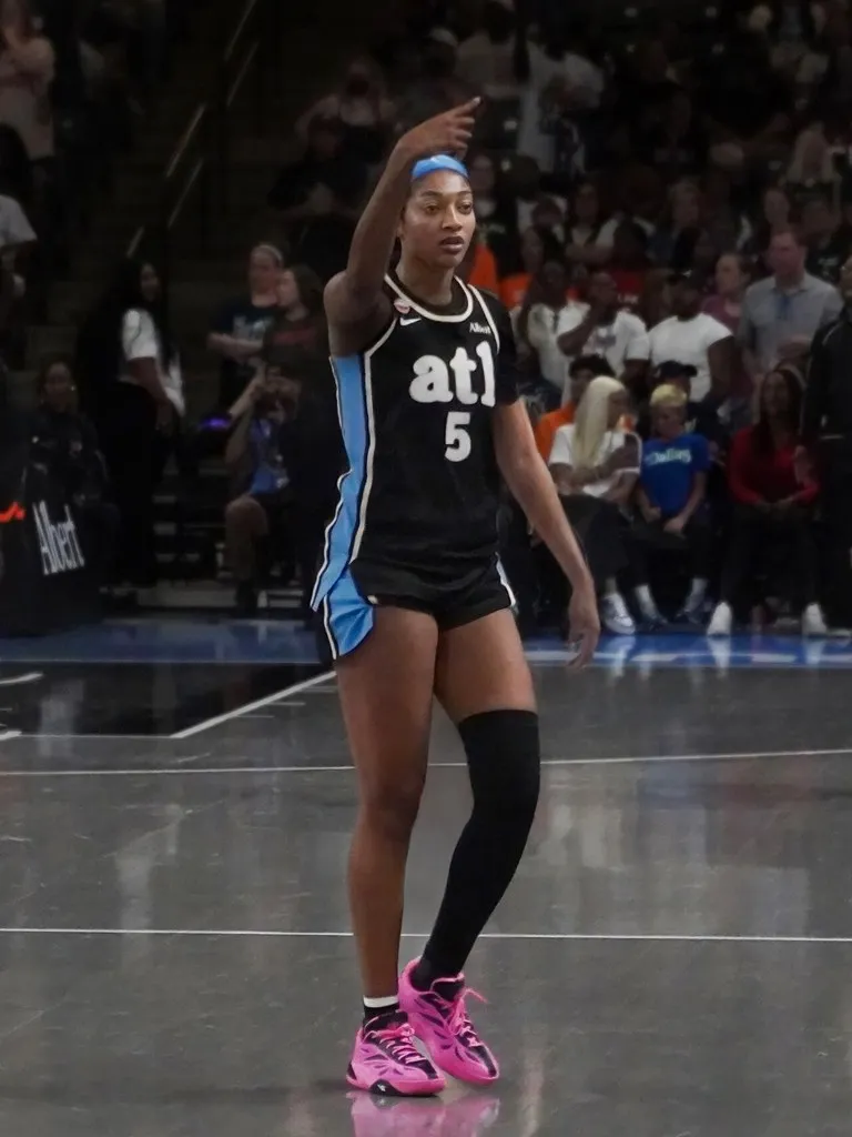 Angel Reese, del Atlanta Dream, con el uniforme negro y celeste número 5 en la cancha durante un partido de la WNBA