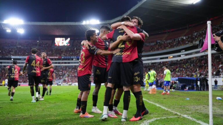 Atlas vence 4-3 al Puebla: los jugadores rojinegros celebran un gol en el estadio Jalisco