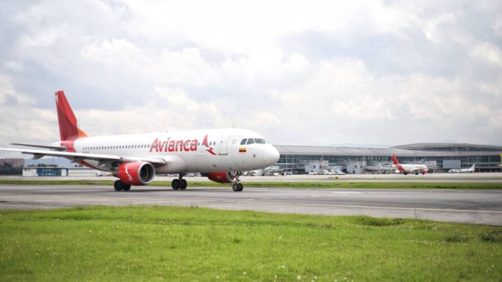 Avión de Avianca en la pista: los vuelos directos Cali Miami serán permanentes desde el 17 de diciembre