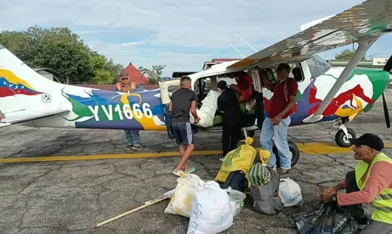 Avioneta cayó en Amazonas: la Cessna 206 de siglas YV1666 en tierra mientras era cargada antes de un vuelo