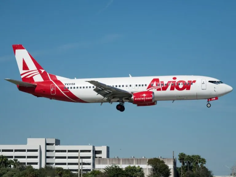 Ruta Barcelona-Miami de Avior: un Boeing 737 de Avior Airlines aterrizando en el Aeropuerto Internacional de Miami