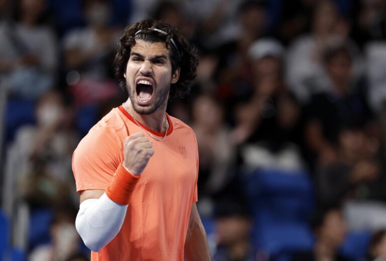 Carlos Alcaraz vence a Alex Michelsen y avanza en Tokio