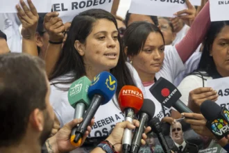 Andreína Baduel, hermana del preso político Josnars Baduel, en protesta por las condiciones de El Rodeo I