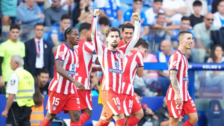 Baena rescata al Atlético: Álex Baena, con el dorsal 10, celebra con los puños en alto su gol ante el Espanyol junto a sus compañeros rojiblancos