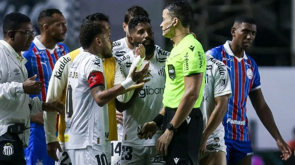 Bahía acusa a Neymar: el 10 de Santos discute con el árbitro en Vila Belmiro