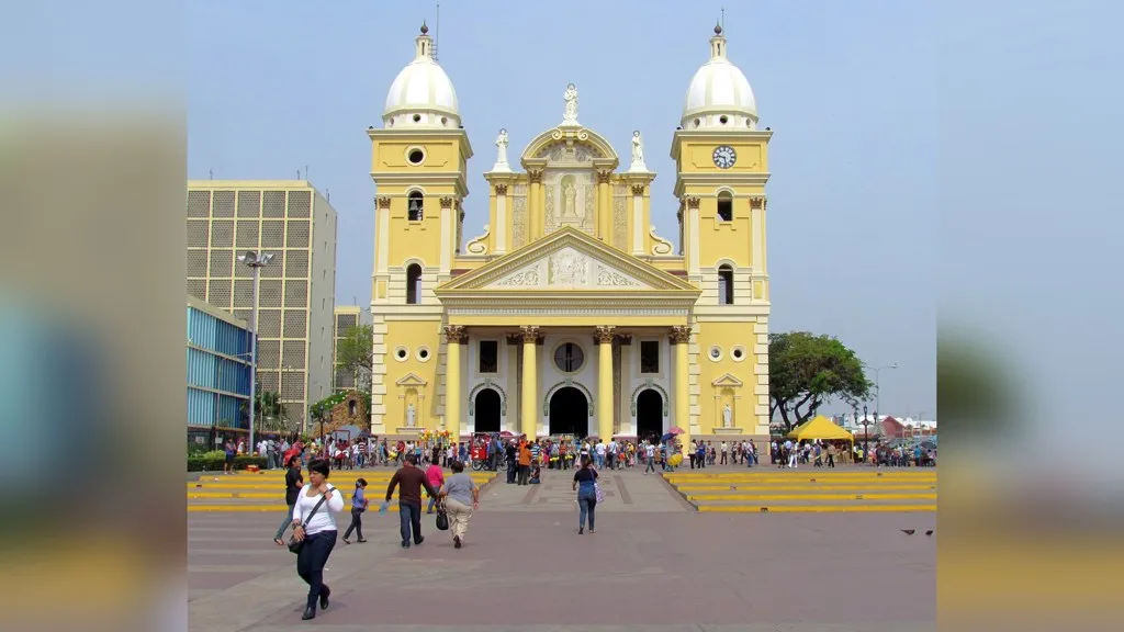 Bajada de la Chinita: fachada completa de la Basílica de Nuestra Señora de Chiquinquirá en Maracaibo con feligreses en su plazoleta