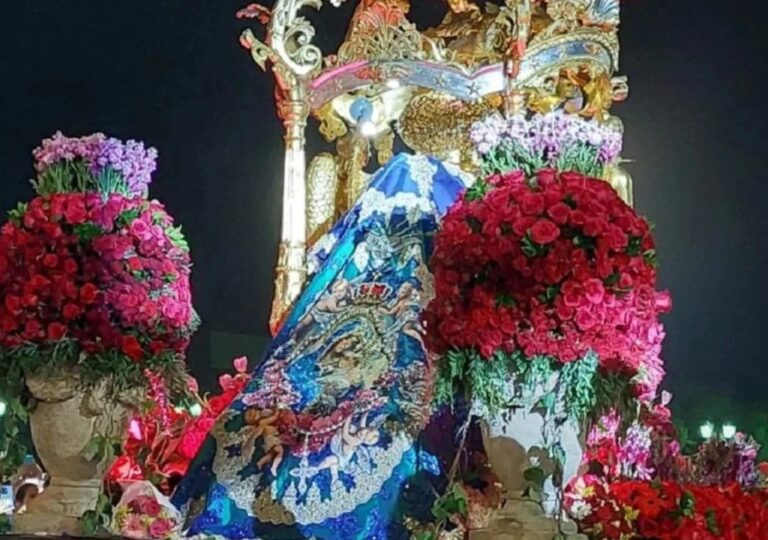 Bajada de La Chinita: la Virgen de Chiquinquirá en su trono, con manto azul bordado y rodeada de flores en Maracaibo